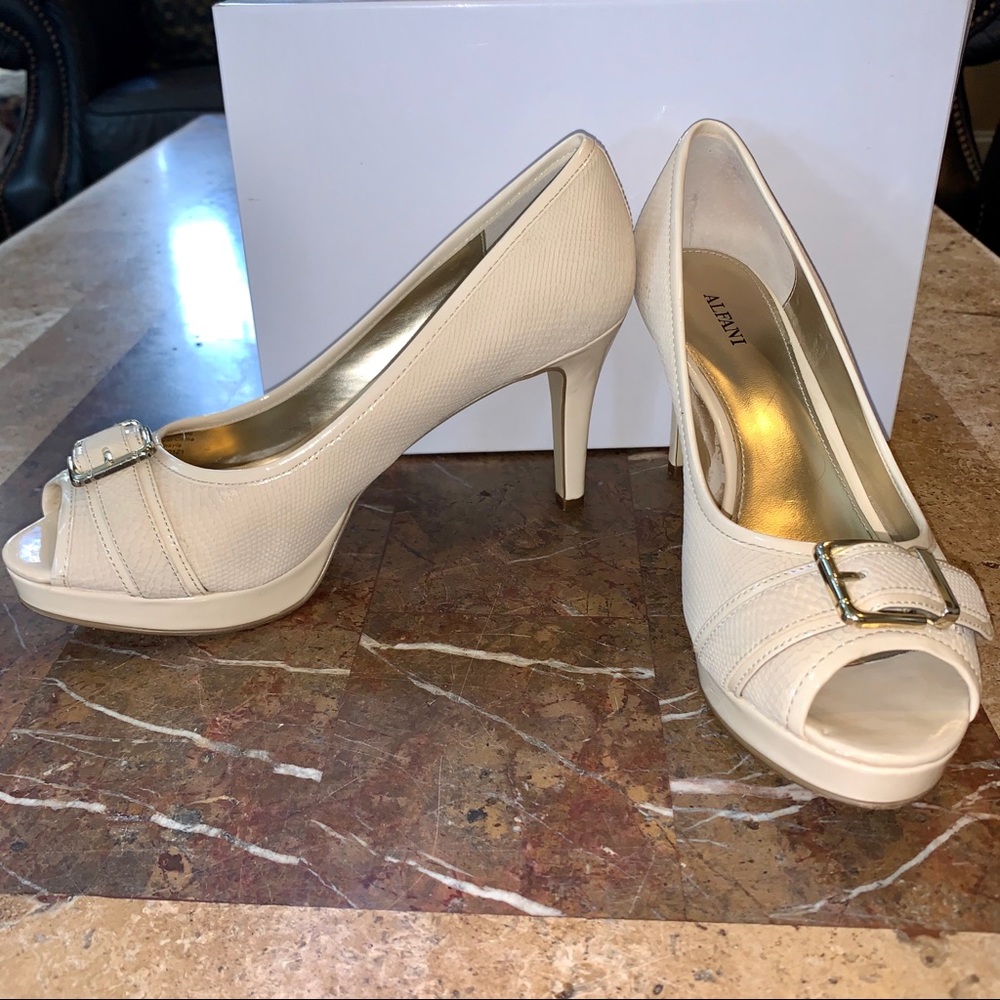 Women’s SZ 8.5 ALFANI Cream Peep Toe Platform Heel